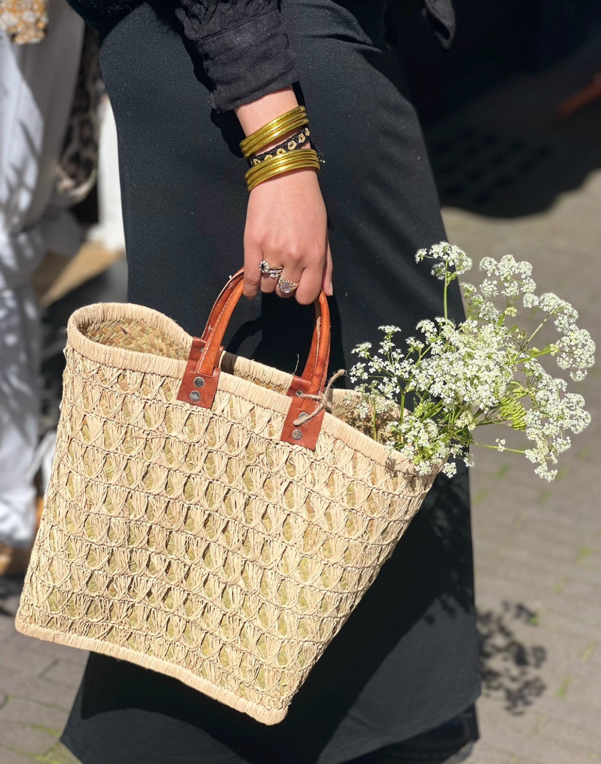 Rieten mand met ruitpatroon en leren hengsel
