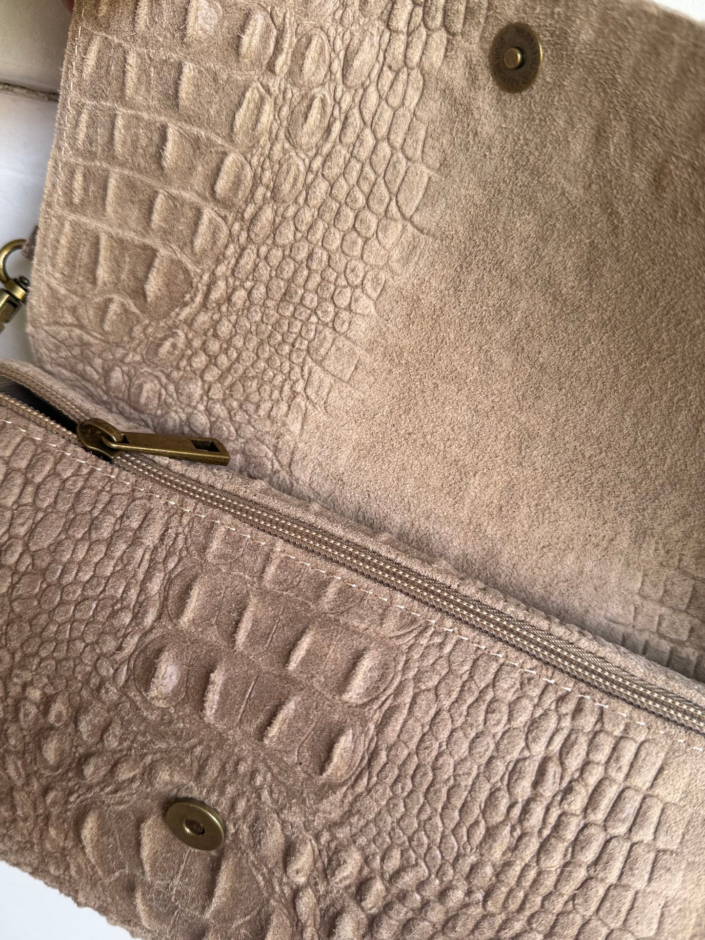 Suede tas ‘croco’ beige