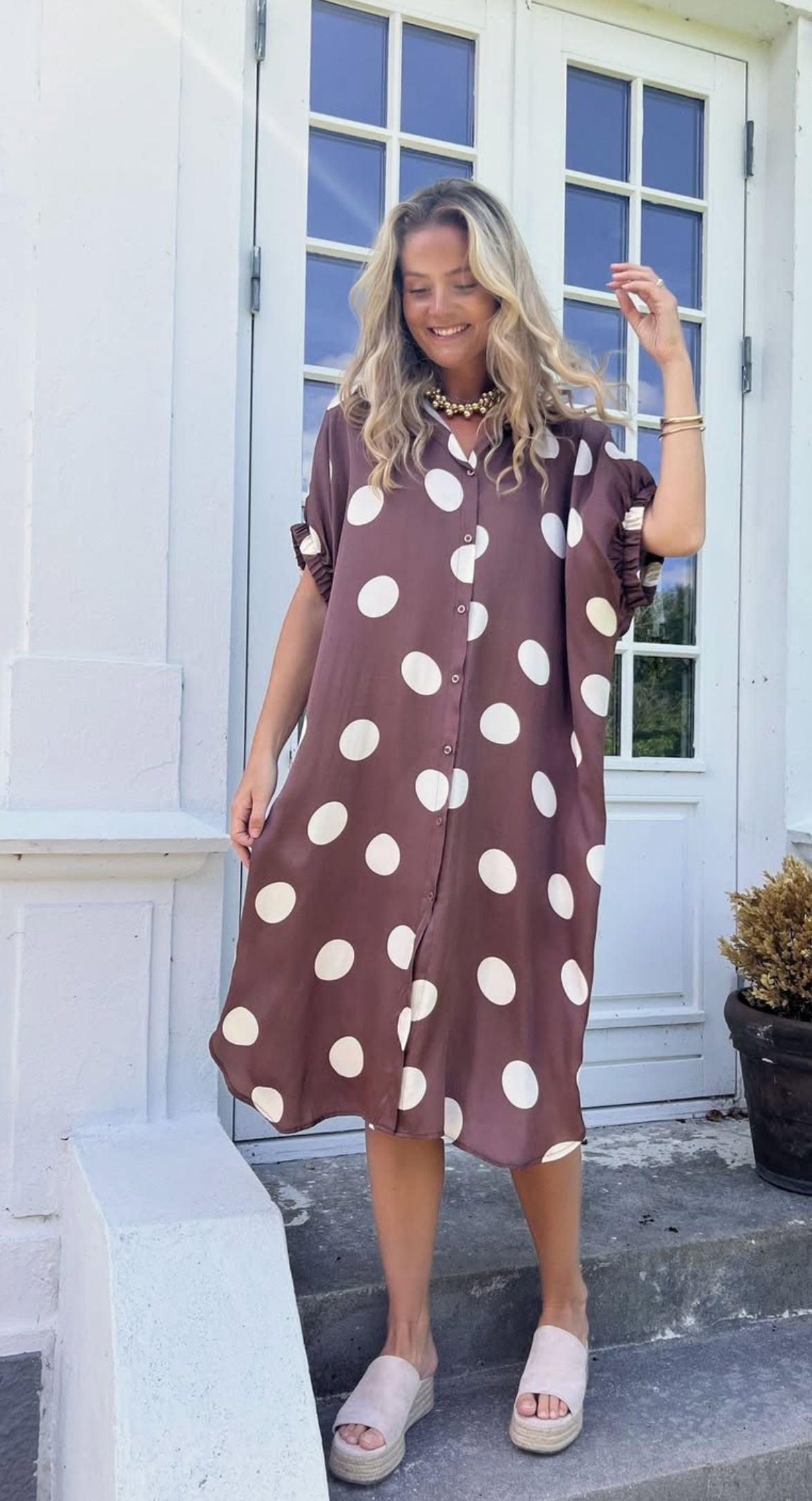 Satin jurk ‘dotje’ bruin