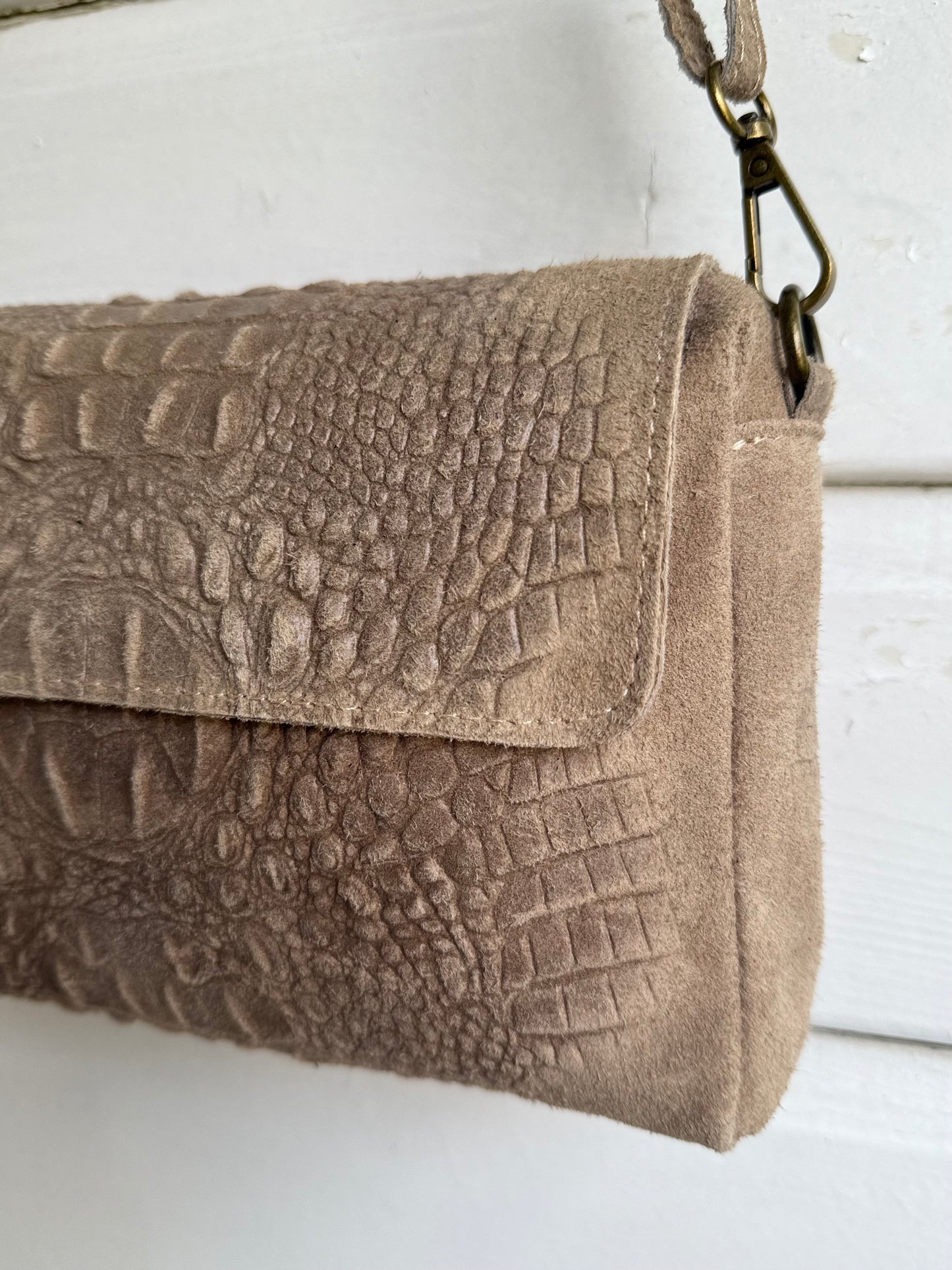 Suede tas ‘croco’ beige