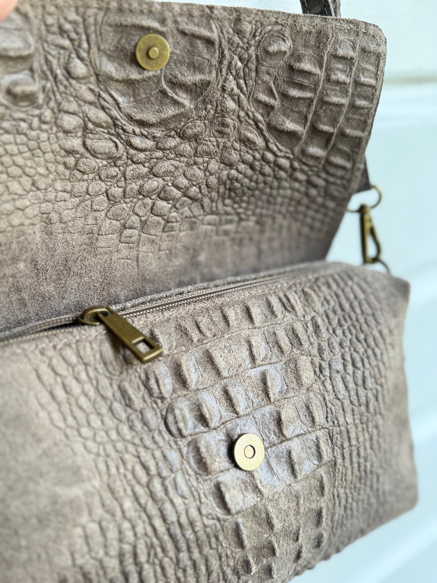 Suède tas ‘croco’ grijs/taupe