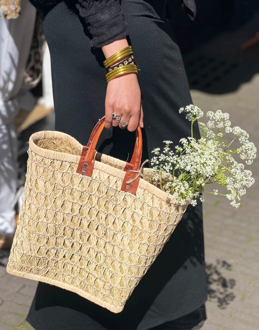 Rieten mand met ruitpatroon en leren hengsel