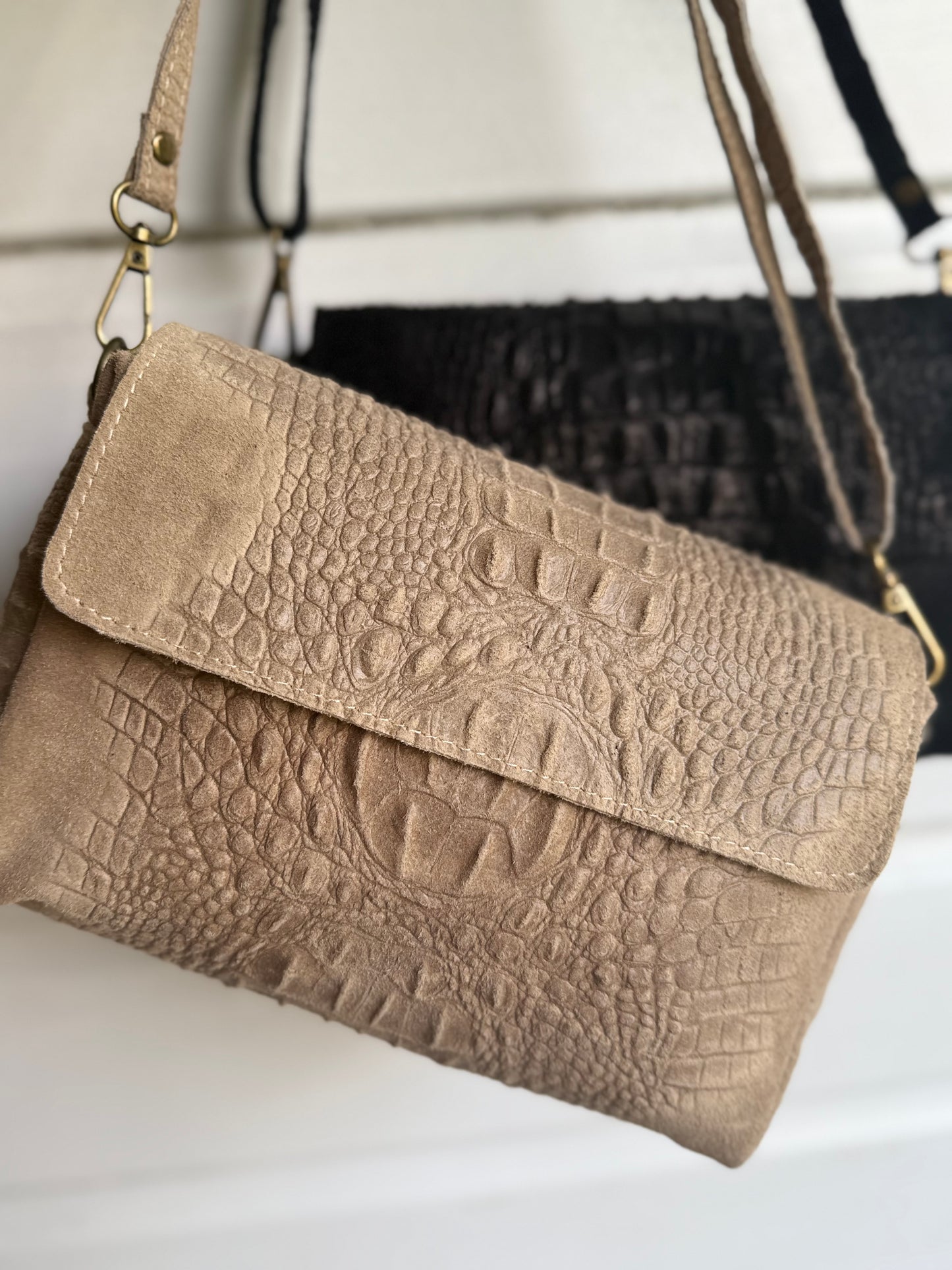 Suede tas ‘croco’ beige
