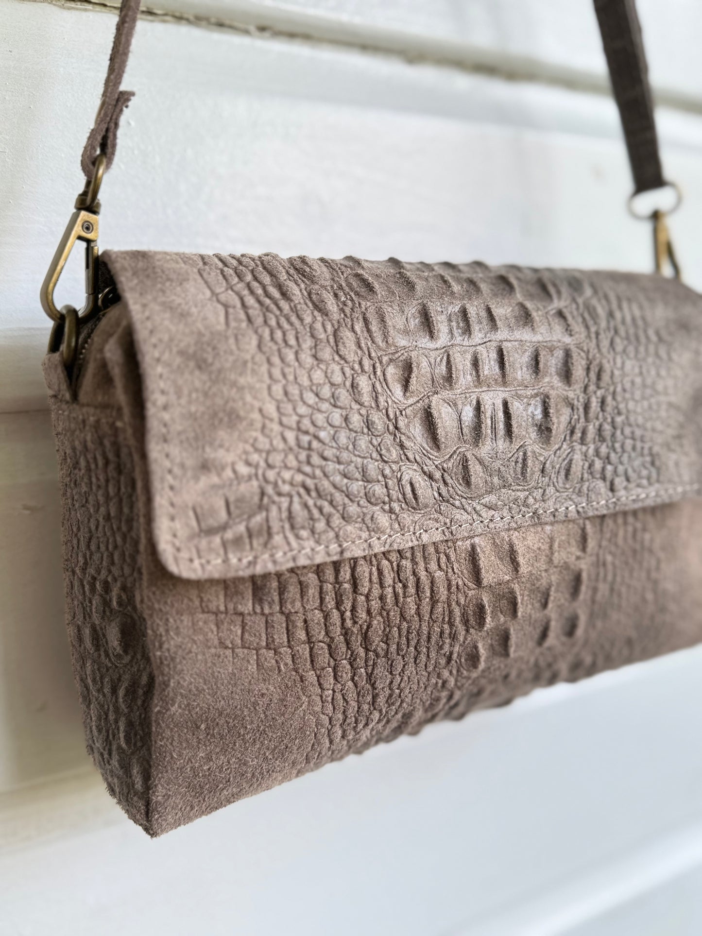 Suède tas ‘croco’ grijs/taupe