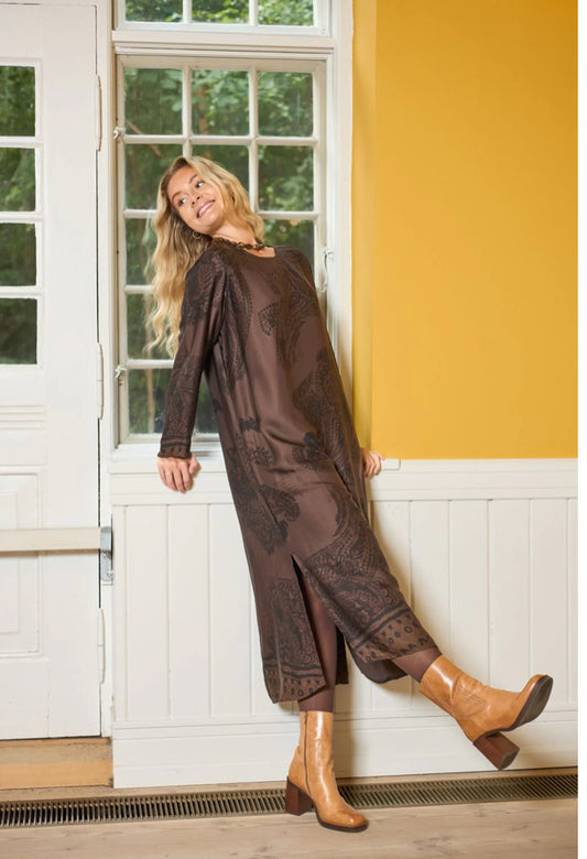 Lange jurk donkerbruin met zwarte print