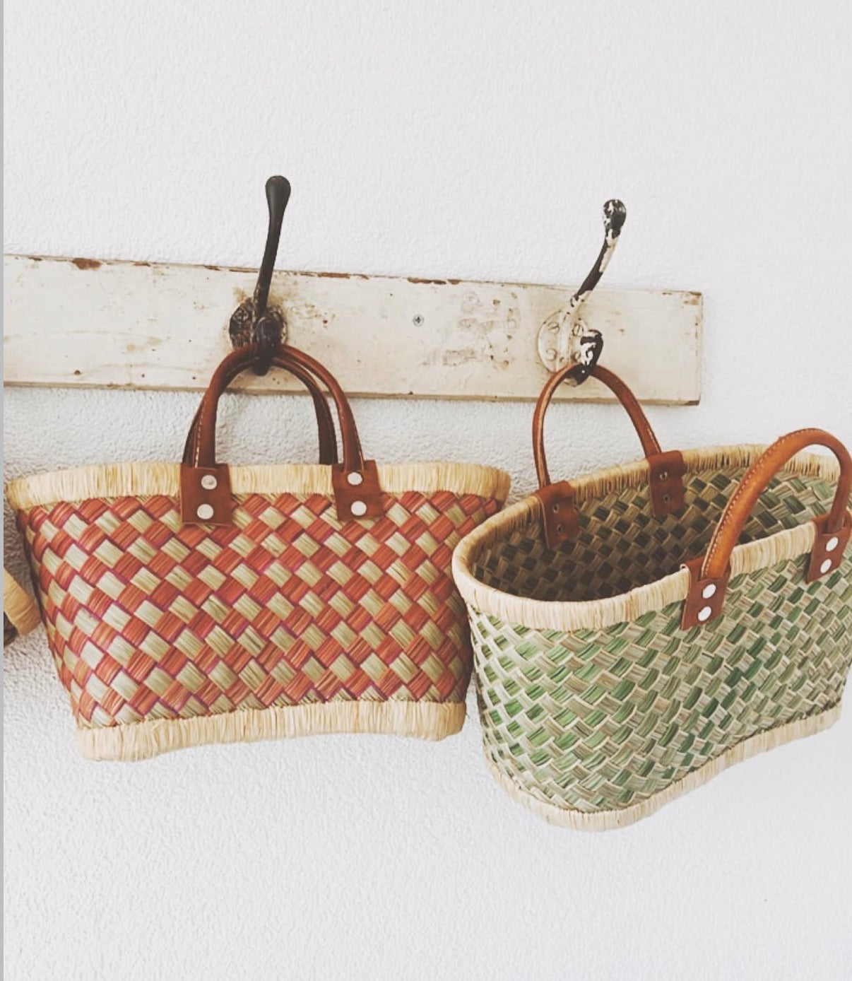 Klein rieten mandje met leren handvat groen/beige