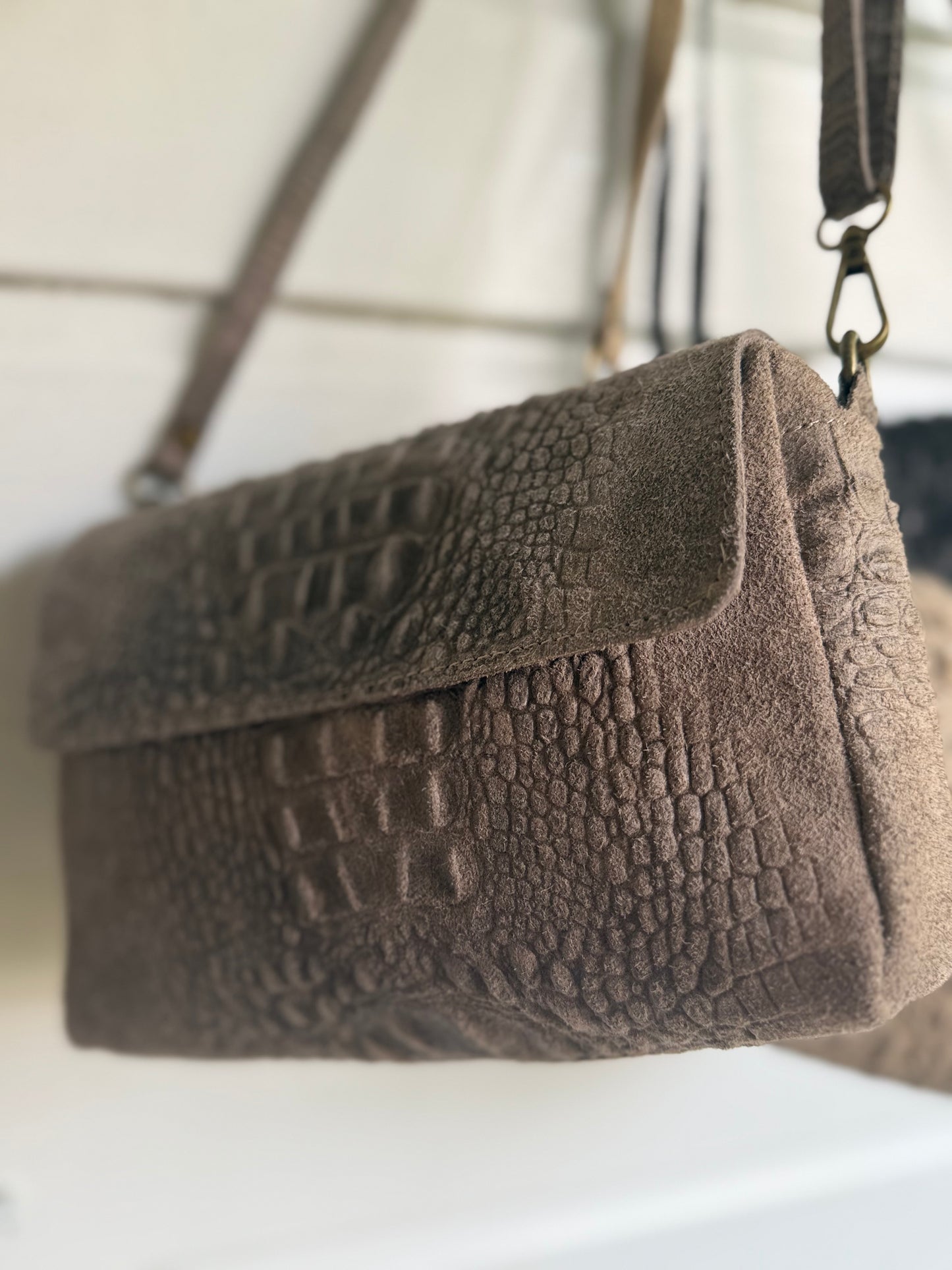 Suède tas ‘croco’ grijs/taupe
