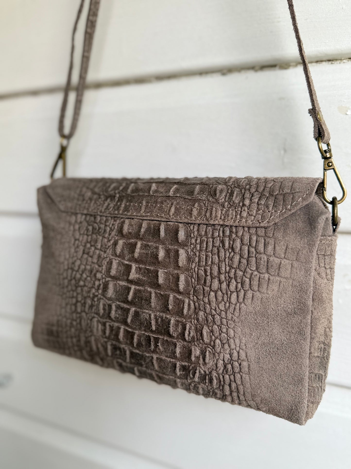 Suède tas ‘croco’ grijs/taupe