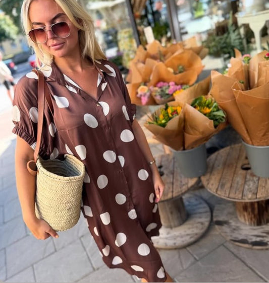 Satin jurk ‘dotje’ bruin